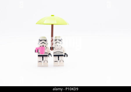 Mini Abbildung von Storm Trooper einen Drink mit einem von Ihnen halten Regenschirm. Lego Minifiguren sind von der Lego Gruppe hergestellt. Stockfoto