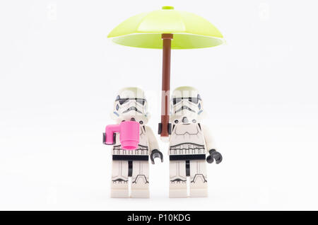 Mini Abbildung von Storm Trooper einen Drink mit einem von Ihnen halten Regenschirm. Lego Minifiguren sind von der Lego Gruppe hergestellt. Stockfoto