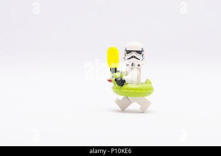 Mini Abbildung von Storm Trooper holding Eis und tragen schwimmende Ente. Lego Minifiguren sind von der Lego Gruppe hergestellt. Stockfoto