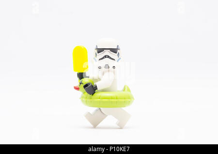 Mini Abbildung von Storm Trooper holding Eis und tragen schwimmende Ente. Lego Minifiguren sind von der Lego Gruppe hergestellt. Stockfoto