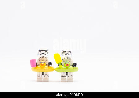 Mini Abbildung von Storm troopers Trinken und Eis. Lego Minifiguren sind von der Lego Gruppe hergestellt. Stockfoto