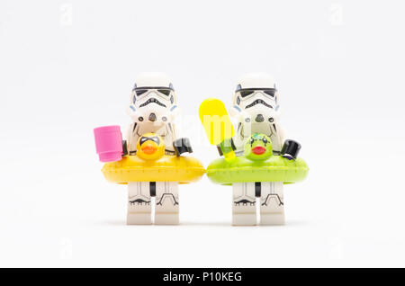 Mini Abbildung von Storm troopers Trinken und Eis. Lego Minifiguren sind von der Lego Gruppe hergestellt. Stockfoto