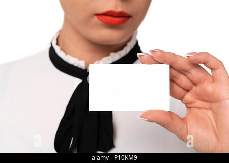 Junge Geschäftsfrau mit perfekten Fingernägeln hält blank Business Card in Nahaufnahme auf weißem bakcground. Stockfoto