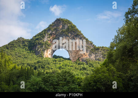 Malerische Sommer sonnige Landschaft im Moon Hill, Yangshuo County von Guilin, China. Stockfoto