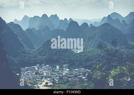 Landschaft von Guilin, Karstgebirge. In der Nähe von Yangshuo, Guilin, Guangxi, China. Stockfoto