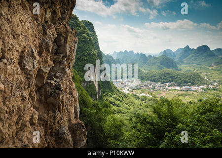 Landschaft von Guilin, Karstgebirge. In der Nähe von Yangshuo, Guilin, Guangxi, China. Stockfoto