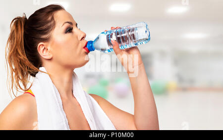 Fitness Concept - Portrait einer attraktiven jungen Frau trinkt Wasser während des Trainings (Kopie) Stockfoto