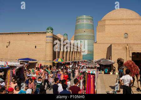 Main Street und unvollendete Minarett, Chiwa, Usbekistan Stockfoto