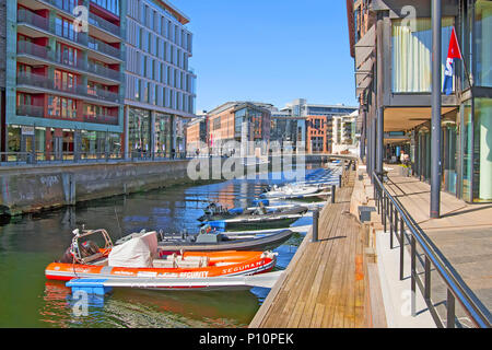 OSLO, Norwegen - 12 April 2010: Stranden. Private Boote in der Nähe von Apartment Gebäuden in Aker Brygge Bereich Stockfoto