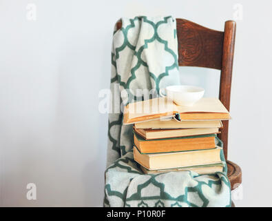 Schale auf Stapel Bücher auf Grau backgroond Stockfoto