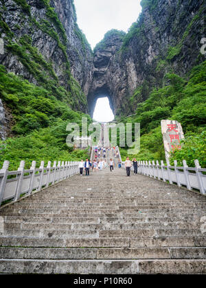 28. Mai, 2018: Touristen unten treten die steilen 999 Treppe am Tianmen Mountain, der Himmel Tor an Zhangjiagie, Provinz Hunan, China, Asien Stockfoto