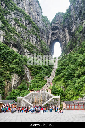 28. Mai, 2018: Touristen unten treten die steilen 999 Treppe am Tianmen Mountain, der Himmel Tor an Zhangjiagie, Provinz Hunan, China, Asien Stockfoto
