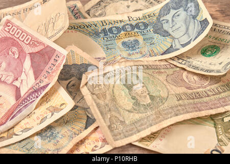 Retro Welt Papiergeld, aus der Nähe. Altes Papier Banknoten, Ansicht von oben. Stockfoto