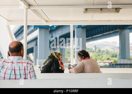 Istanbul, 17. Juni 2017: Zwei lokale Frauen segeln Sie auf einem Fahrgastschiff oder Fähre und sprechen. Das normale Leben in der Türkei Stockfoto