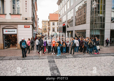 Prag, 25. September 2017: Viele Schulkinder auf der Straße kommunizieren nach der Schule und sind irgendwo hin. Oder junge Touristen oder Studenten sind mit Blick auf die Architektur der Stadt Stockfoto