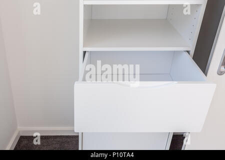 Schublade in weißen Schrank öffnen Stockfoto