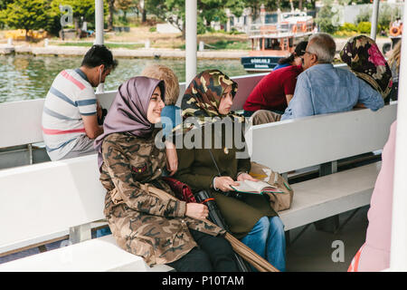 Istanbul, 17. Juni 2017: Zwei freundliche junge Frauen Soldaten im Tarnanzug uniformen Segeln auf einer Fähre oder Fahrgastschiff. Das normale Leben in der Türkei Stockfoto