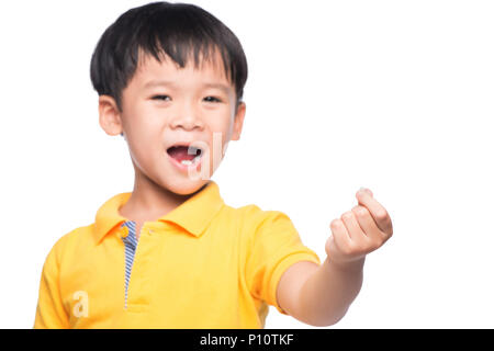 Kleine asiatische junge zeigt seine verlorenen Milchzahn in der Hand - Nahaufnahme Stockfoto