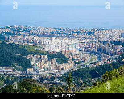 Luftaufnahme von Osten und über der Stadt Genua (Genova), Italien. Stockfoto