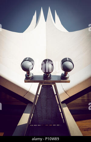 Gebogene Zelt dach Form und Architektur des Tempodrom Concert Hall in Berlin, Deutschland Stockfoto