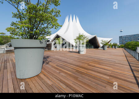 Gebogene Zelt dach Form und Holzboden Terrasse des Tempodrom Concert Hall in Berlin, Deutschland Stockfoto