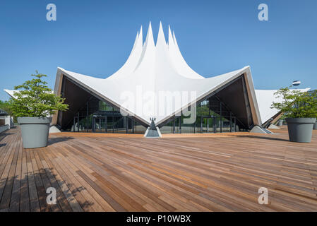 Gebogene Zelt dach Form und Holzboden Terrasse des Tempodrom Concert Hall in Berlin, Deutschland Stockfoto