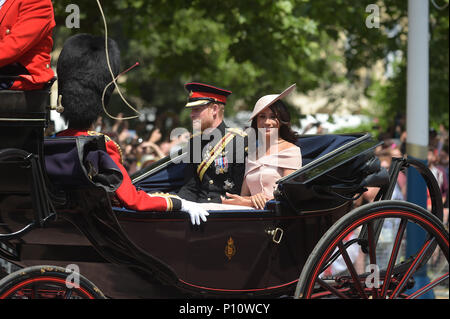 Prinz Harry Herzog von Sussex und Meghan Herzogin von Sussex an der die Farbe, Queens Geburtstag Parade London Stockfoto