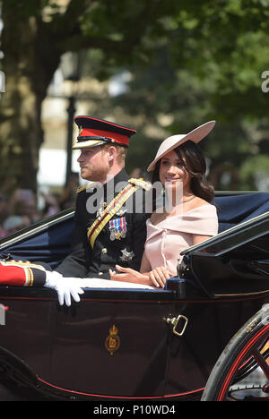 Prinz Harry Herzog von Sussex und Meghan Herzogin von Sussex an der die Farbe, Queens Geburtstag Parade London Stockfoto