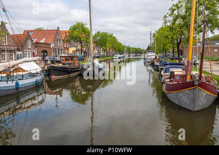 Kanal und Boote mit Häusern, die an den Seiten von ihnen in der Stadt Edam. Niederlande Stockfoto