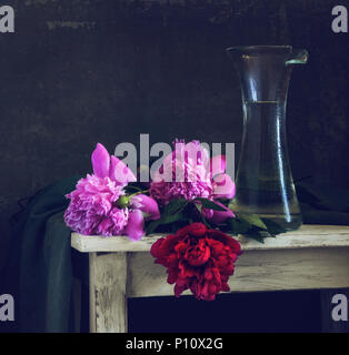 Stillleben mit Blumen. ein Strauß Pfingstrosen. Jahrgang. Stockfoto