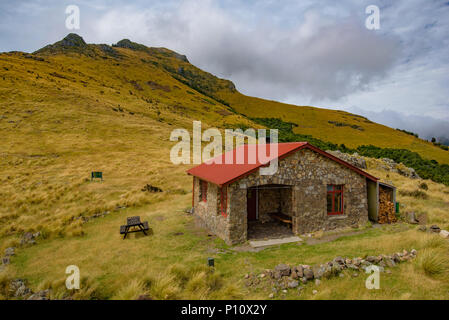 Hütte auf einer Spur in den Bergen für Wanderer, Neuseeland Stockfoto