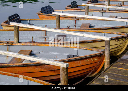 Freizeit Ruderboote vertäut am Schlachtensee in Berlin-Zehlendorf, Deutschland. Stockfoto