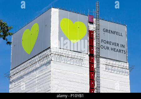 Grenfell Tower, wo mindestens 72 Menschen starben nach einem Brand am 14. Juni 2017 in North Kensington brach mit dem Slogan "Für immer in unseren Herzen'. Stockfoto