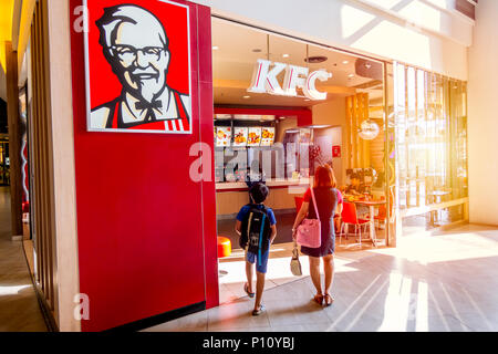 KFC (Kentucky Fried Chicken) Shop im Super Markt beliebtesten Fast-Food-Restaurant und ein Liebling der Eltern und Kinder Für die Familie zusammen essen Stockfoto