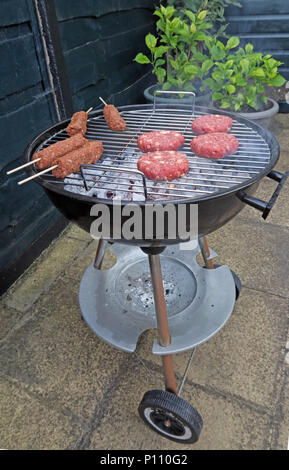 Gefahren der Lebensmittelvergiftung von Sommer BBQ-Fleisch, Wurst, Rindfleisch Burger, Döner, gekocht oder roh Stockfoto