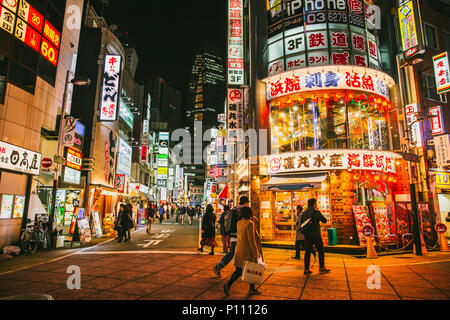 Japanische und touristische in Shinjuku Nachtleben bunte Reklametafeln Einkaufsstraße die meisten Bevölkerung Reiseziel in Tokio, Japan, 25. November 2017 Stockfoto