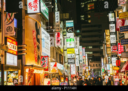 Japanische und touristische in Shinjuku Nachtleben bunte Reklametafeln Einkaufsstraße die meisten Bevölkerung Reiseziel in Tokio, Japan, 25. November 2017 Stockfoto