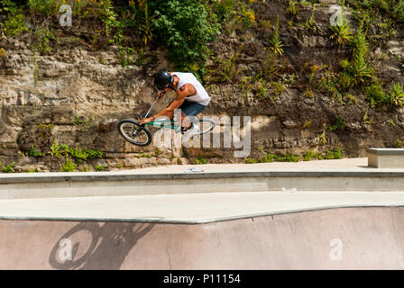 Fahrrad Akrobatik während RedBull 3 in 1 BMX-Wettbewerb, der Stadt Luxemburg, Luxemburg Stockfoto