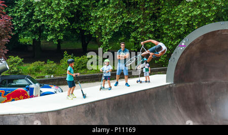 Fahrrad Akrobatik während RedBull 3 in 1 BMX-Wettbewerb, der Stadt Luxemburg, Luxemburg Stockfoto