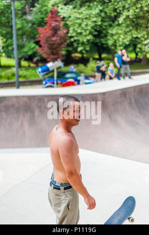 Athletische jugendlichen Boarder tun Akrobatik Show während des Wettbewerbs, Luxemburg Stockfoto