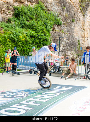 Fahrrad Akrobatik während RedBull 3 in 1 BMX-Wettbewerb, der Stadt Luxemburg, Luxemburg Stockfoto