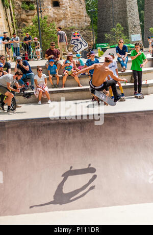 Athletische jugendlichen Boarder tun Akrobatik Show während des Wettbewerbs, Luxemburg Stockfoto