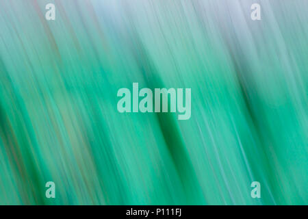 Kreative Zusammenfassung Hintergrund wie Pinsel oder Pastellmalerei voller Dynamik in Grün, Blau, Weiß, Schwarz, etc. Stockfoto