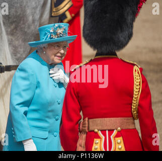 Vom 9. Juni 2018. Königin Elizabeth II. besucht die Queens Geburtstag Parade in der Horse Guards Parade auf ihr 92. Jahr. Credit: Malcolm Park/Alamy. Stockfoto