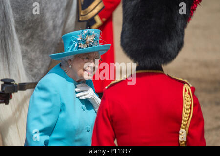 Vom 9. Juni 2018. Königin Elizabeth II. besucht die Queens Geburtstag Parade in der Horse Guards Parade auf ihr 92. Jahr. Credit: Malcolm Park/Alamy. Stockfoto