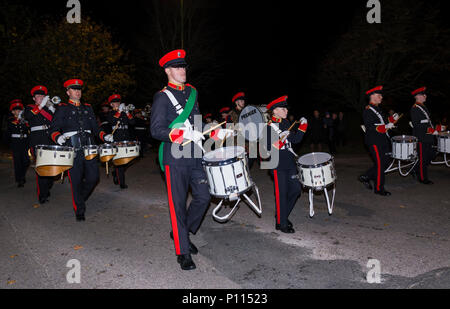 Eine band in Uniform marschieren in einer Prozession während Schlagzeug spielen zu einem Guy Fawkes Ereignis in Littlehampton, West Sussex, England, UK. Stockfoto