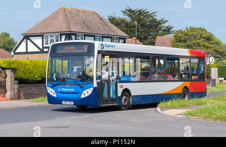 Nummer 9 Stagecoach Single Deck Bus in einem Wohngebiet in Littlehampton, West Sussex, England, UK. Stockfoto