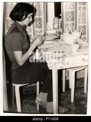 Udssr - circa 1970 s: Vintage Foto zeigt Frau sittting am Tisch. Stockfoto