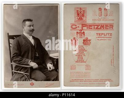 TEPLICE, der Tschechoslowakischen Republik - circa 1930s: Vintage Foto zeigt Mann sitzt auf einem Stuhl. Vorder- und Rückseite des Vintage Foto. Stockfoto