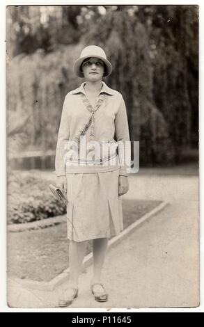 Die tschechoslowakische SOZIALISTISCHE REPUBLIK - ca. 1950: Vintage Foto der Frau in der City Park. Stockfoto